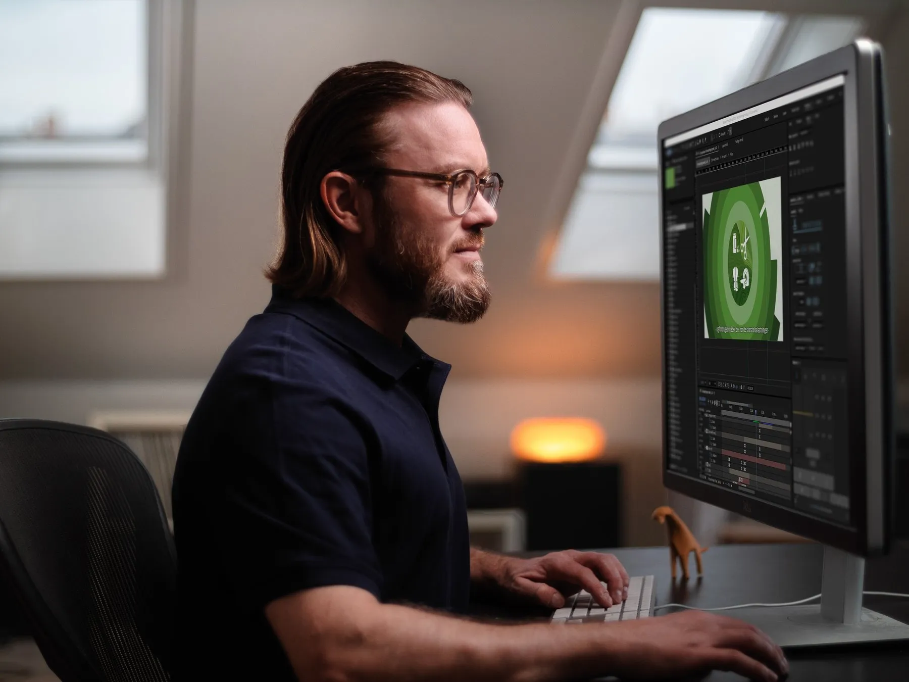 Kristoffer Hanghøj ved computeren med en animation i After Effects