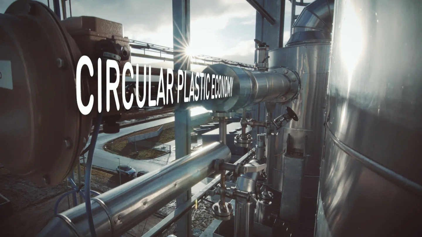 Rørinstallation med teksten Circular Plastic Economy
