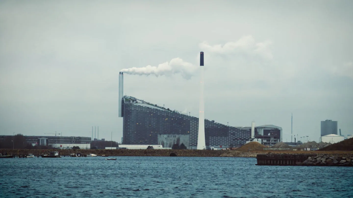 Amager Bakke set fra vandet