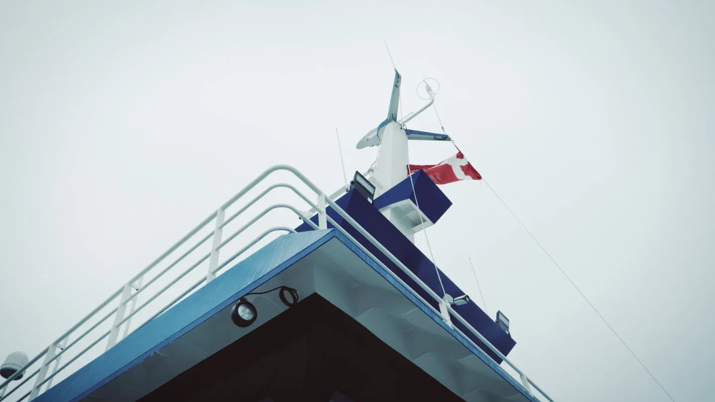 Færgens mast og flag