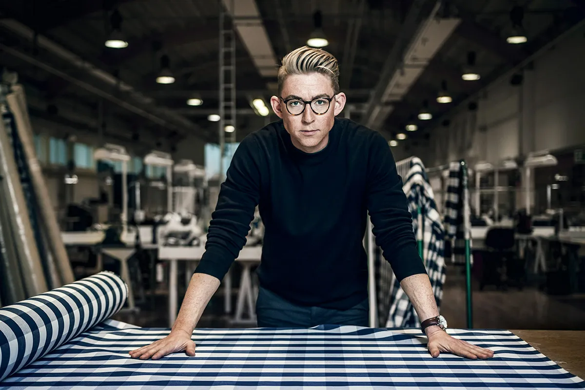 Emil Thorup ved skærebordet med det ternede stof