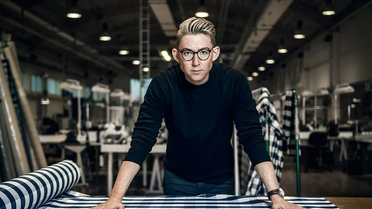 Emil Thorup ved skærebordet på Hästens-fabrikken